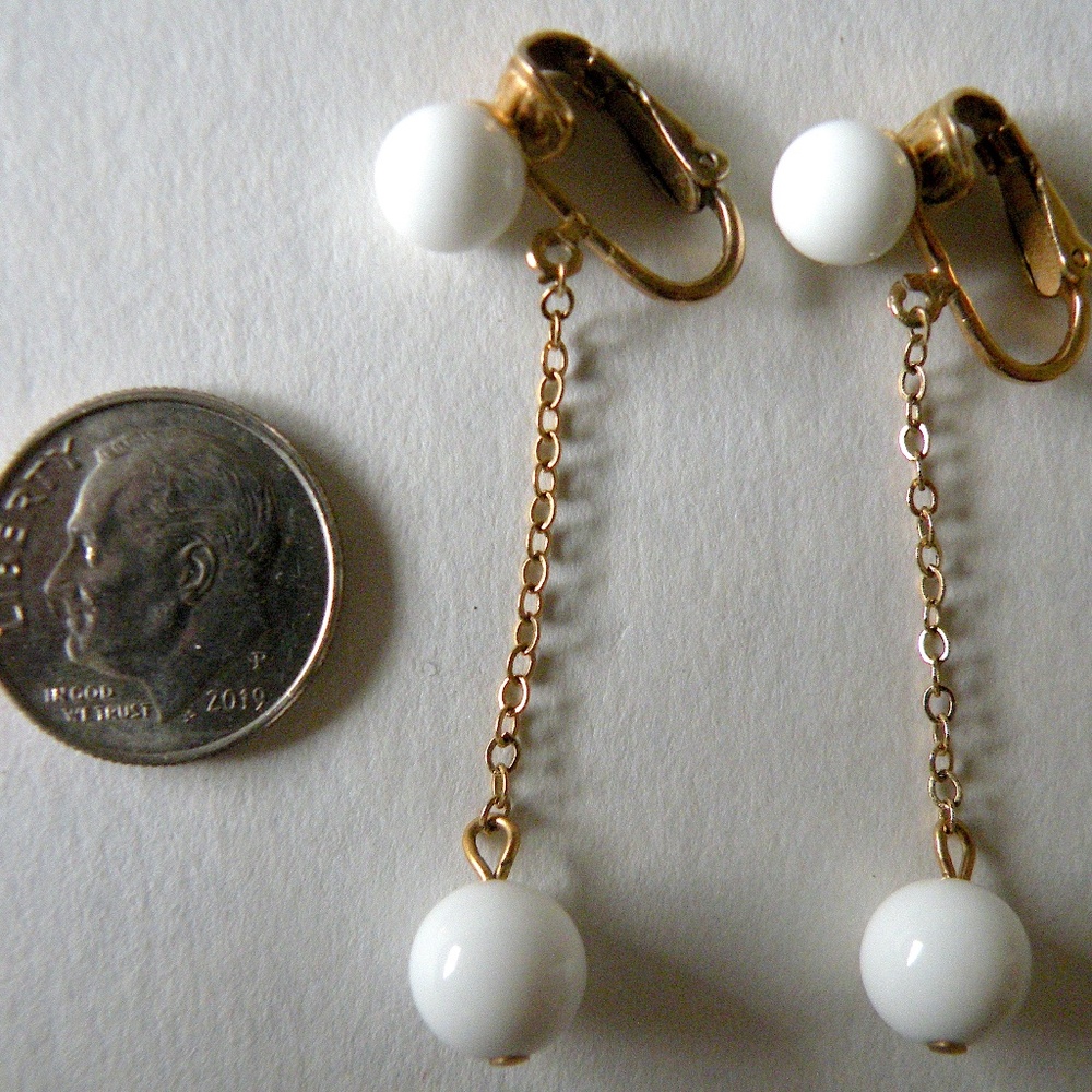 Vtg. MOD Richelieu White Small Bead Gold Tone Chains Swingy Dangle Clip Earrings